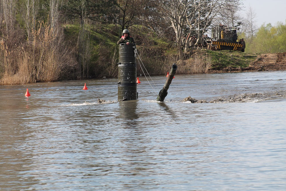 土耳其陆军豹I坦克进行潜渡和救援训练