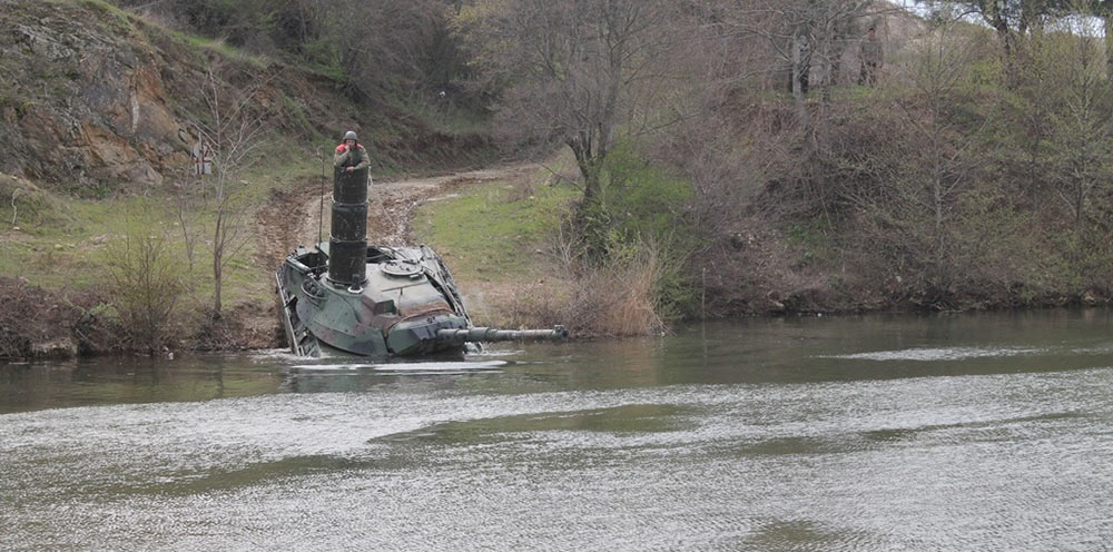 土耳其陆军豹I坦克进行潜渡和救援训练