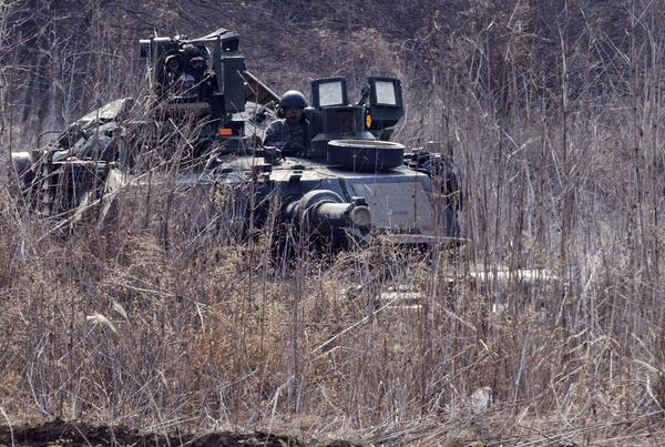 驻韩美军第2步兵师机械化步兵进行实战训练