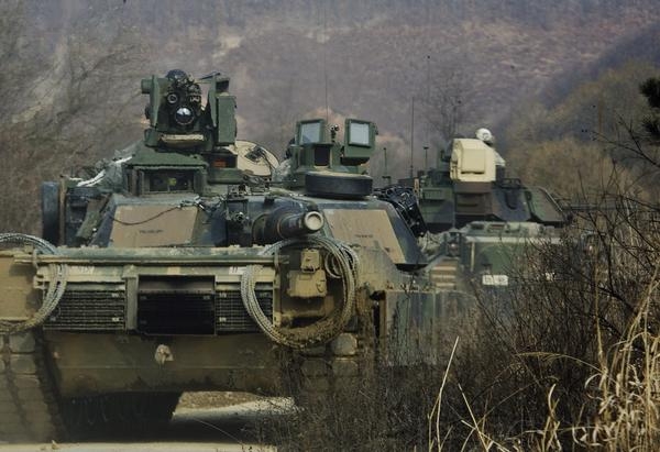 驻韩美军第2步兵师机械化步兵进行实战训练