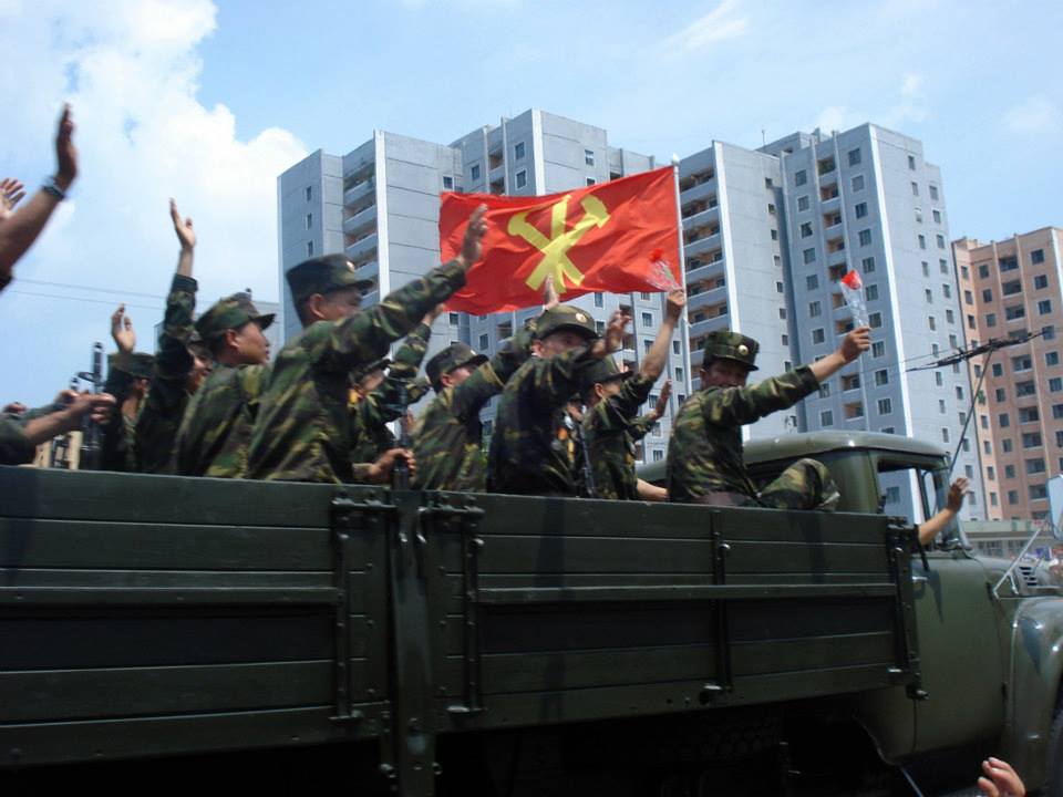 朝鲜阅兵式结束之后 参阅士兵朝群众挥手致敬