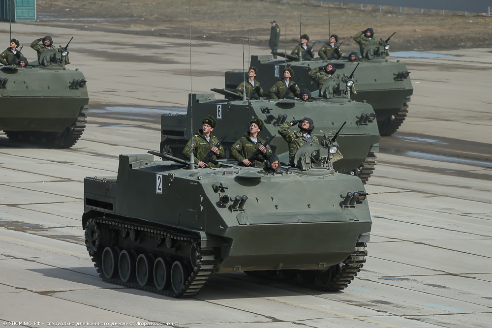 俄罗斯胜利阅兵彩排 T-14坦克仍蒙头上场