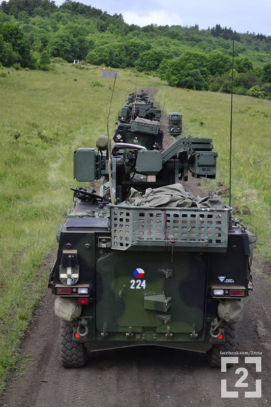 装备奥地利潘德II装甲车的捷克陆军演习