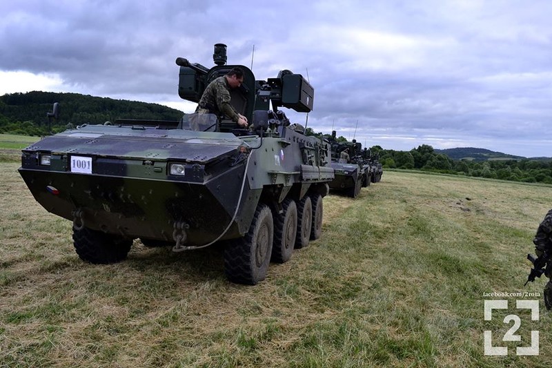 装备奥地利潘德II装甲车的捷克陆军演习