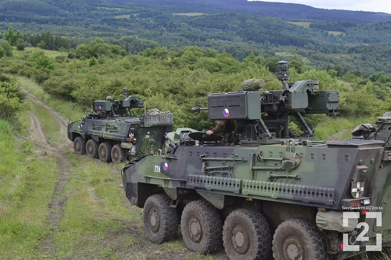 装备奥地利潘德II装甲车的捷克陆军演习