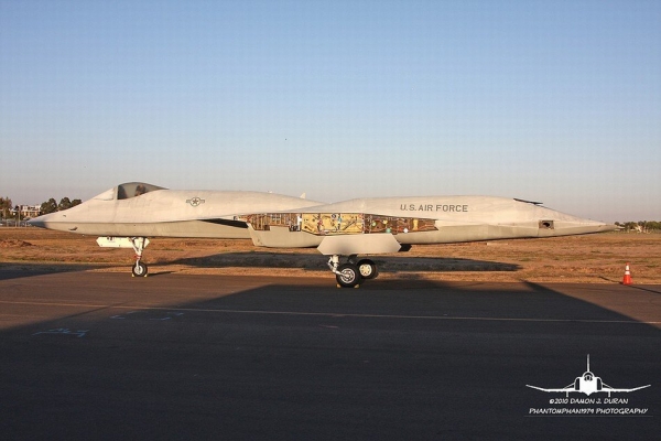 英雄迟暮:1996年YF-23战斗机被拆解后拖往博