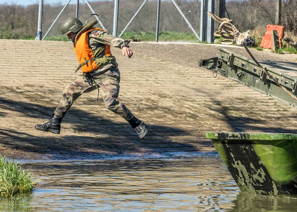 法国陆军第13工兵团搭建浮桥作业 提升业务水