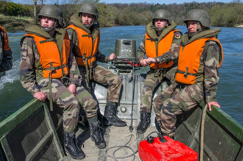 法国陆军第13工兵团搭建浮桥作业 提升业务水