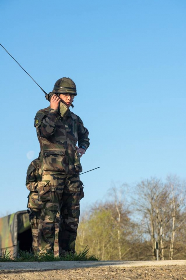 法国陆军第13工兵团搭建浮桥作业 提升业务水平