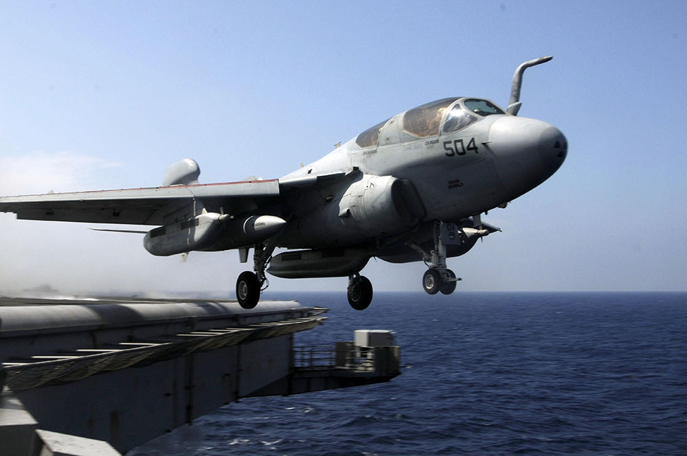 美国海军EA-6B电子战飞机退役 服役44年