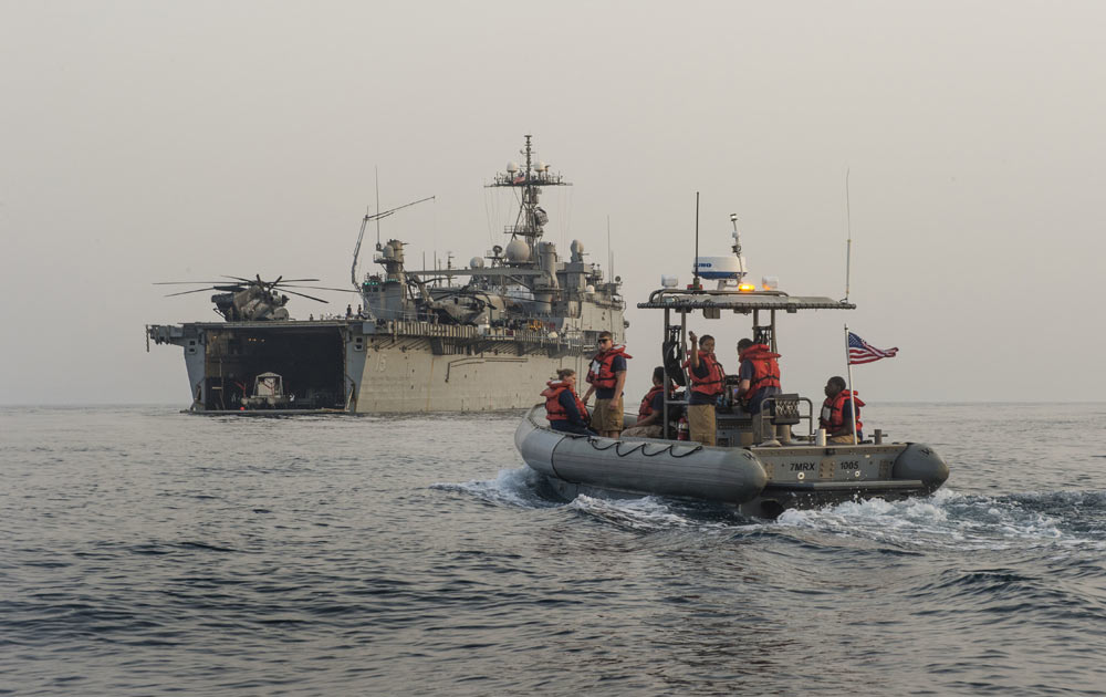 美军庞塞号两栖船坞运输舰进行反水雷演练