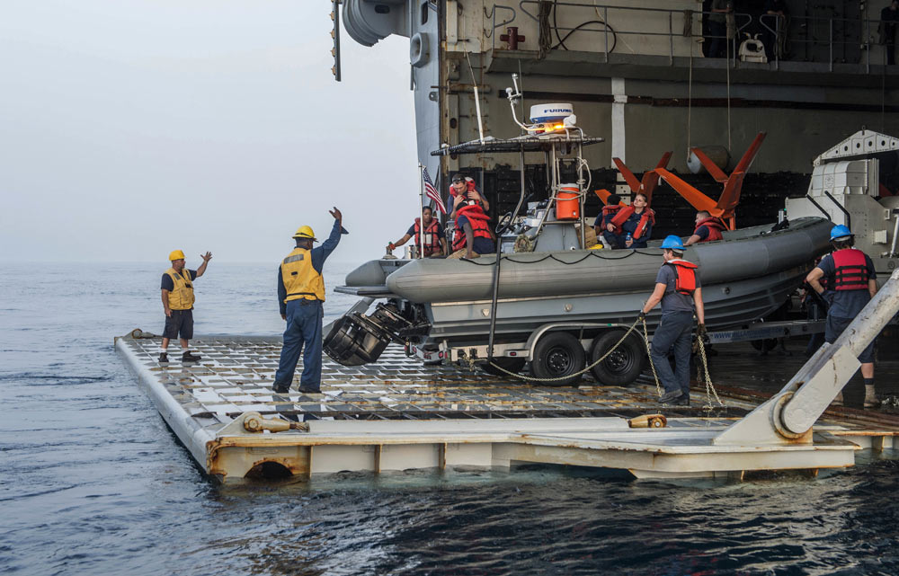 美军庞塞号两栖船坞运输舰进行反水雷演练