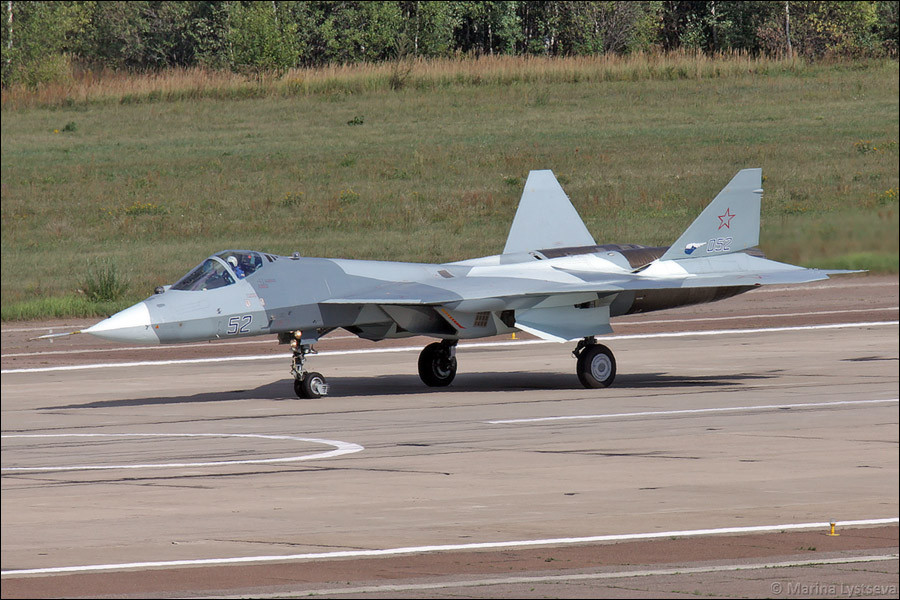 T-50战机最新试飞照 与两型新战机同台展示