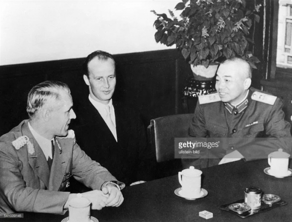 访问东德期间彭德怀元帅和德国军官谈笑风生_空中网军事频道