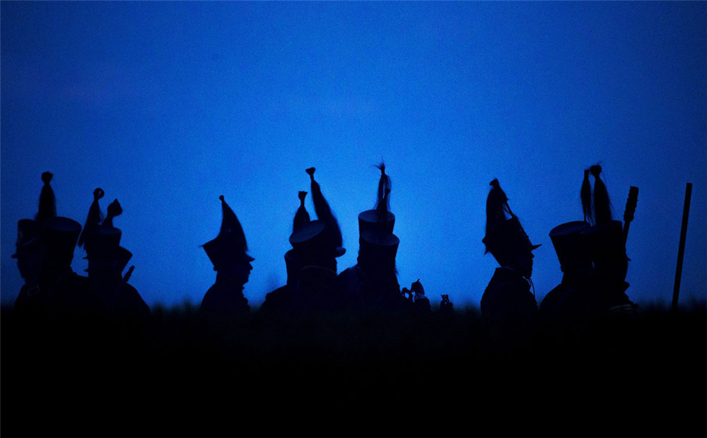 昔日战场再现硝烟 战争爱好者重现滑铁卢战役