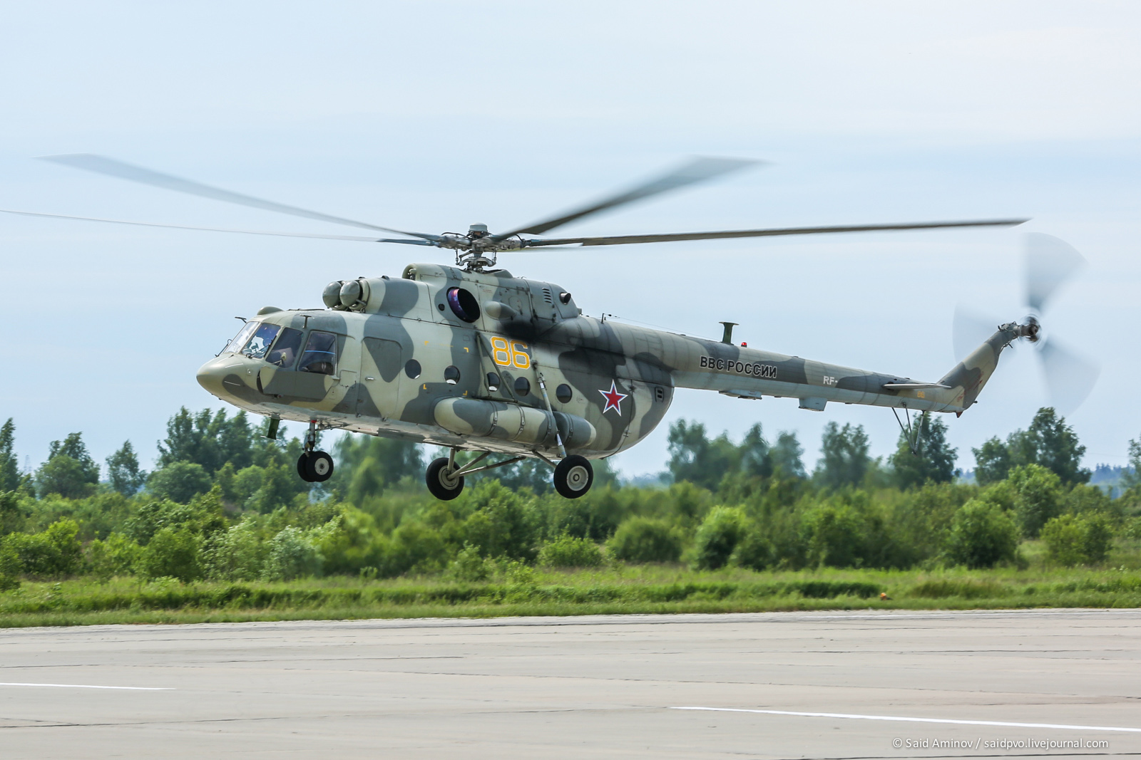 俄罗斯空军米-8\/17直升机亮相库宾卡机场