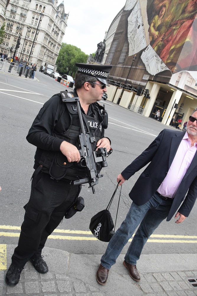 英国伦敦警察执勤配备hk mp7-sf
