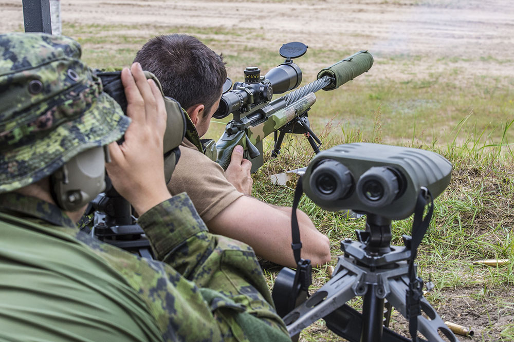 加拿大陆军狙击手使用大口径狙击步枪射击训练_空中网军事频道