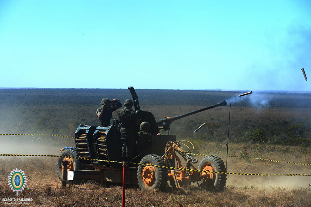 巴西陆军进行野战防空训练 阵地上烟雾弥漫