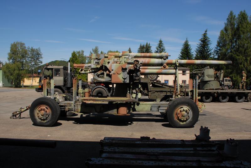 瑞典武器博物馆接受新展品 大批二战坦克大炮