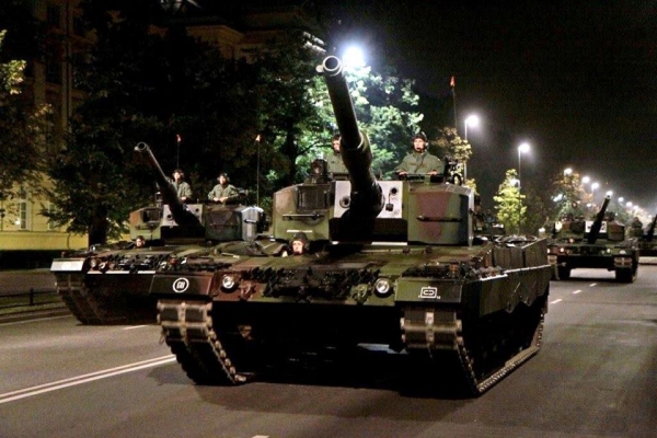 波兰阅兵彩排 波兰自产的PT-91坦克打头阵