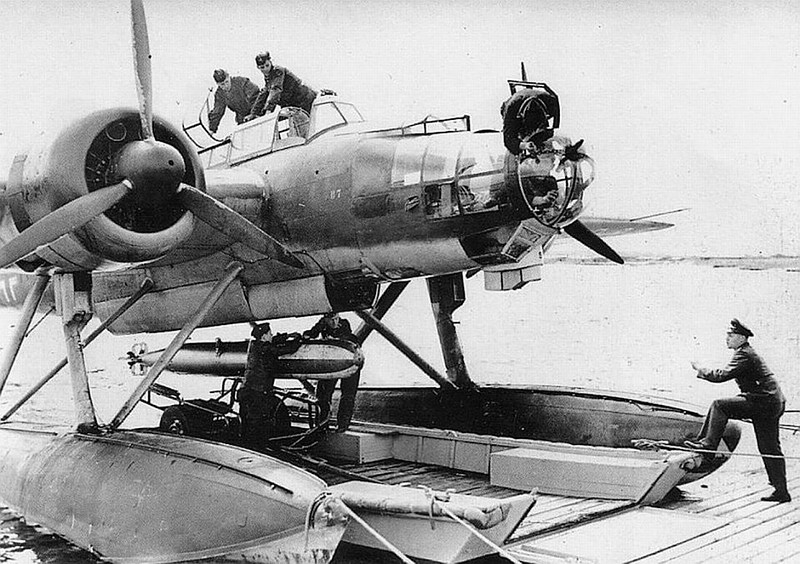 正在吊装鱼雷的德国空军HE-115水上鱼雷轰炸机