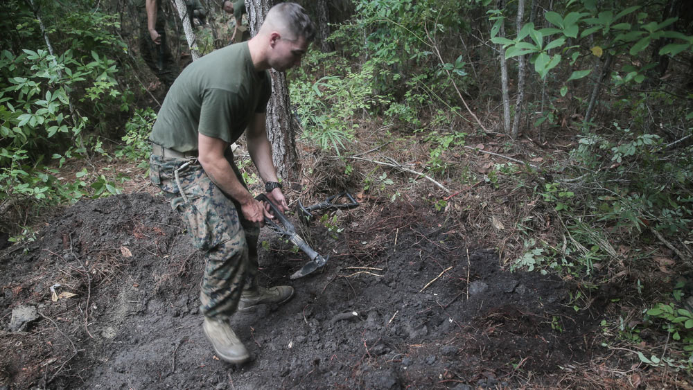 美军陆战队模拟城镇建立防御阵地 击退敌军攻