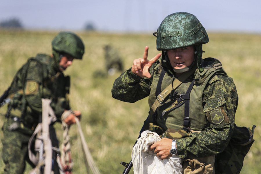 俄罗斯空降兵举行联合演习 塞尔维亚伞兵首次参加