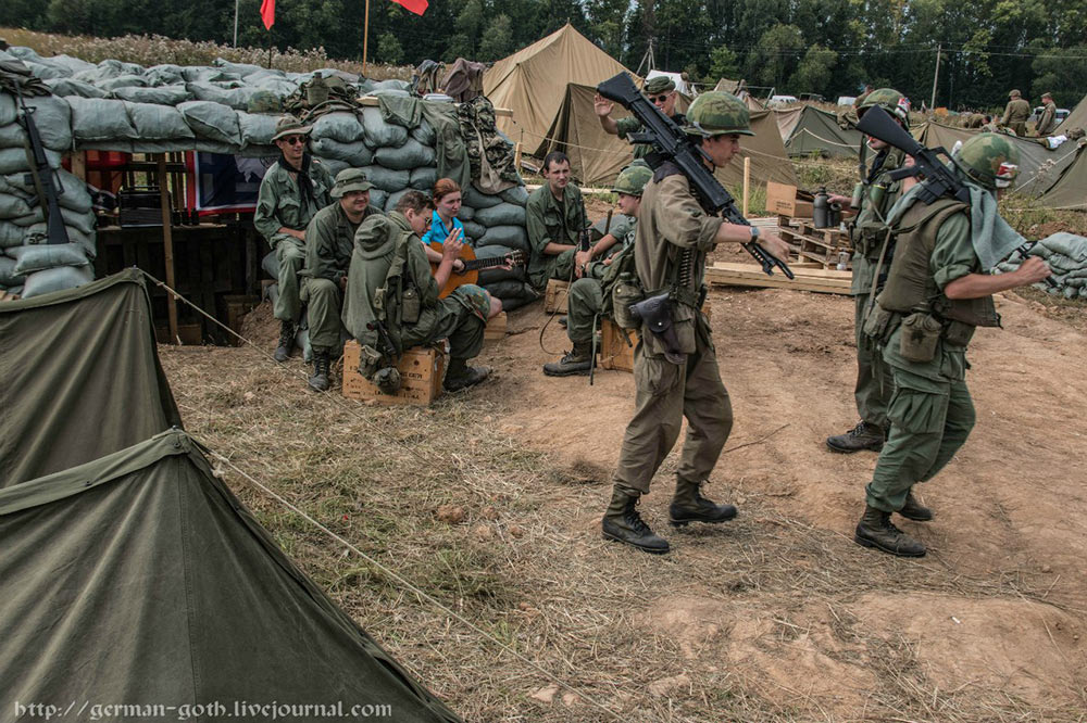 越战美军穿越苏德战场 俄罗斯军迷的另类表演