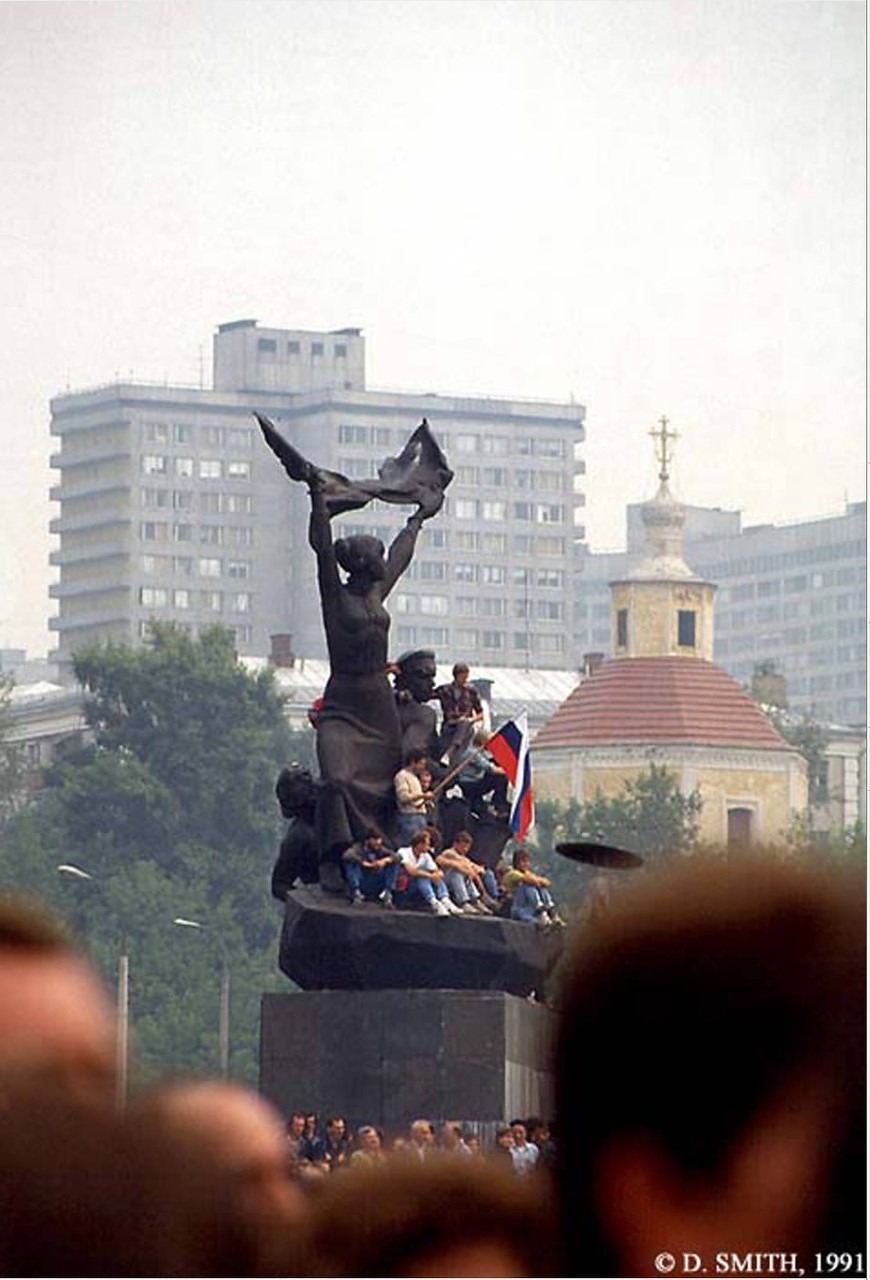 珍贵照片记录1991年苏联爆发的“八一九事件”_空中网军事频道