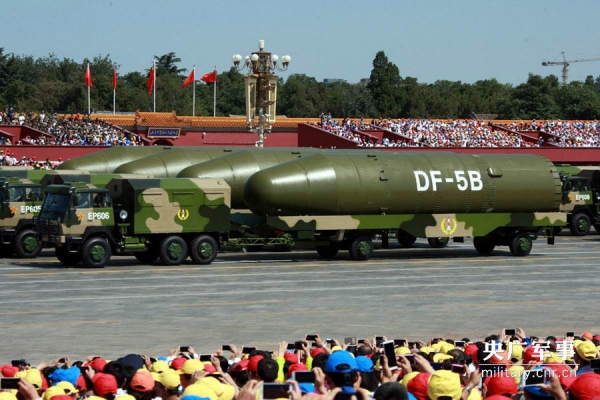 阅兵精彩回放:核导弹第二方队 DF-5B亮相