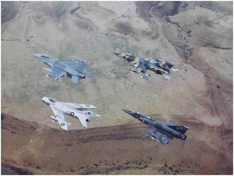 90年代初 巴基斯坦空军主力战机混合编队飞行