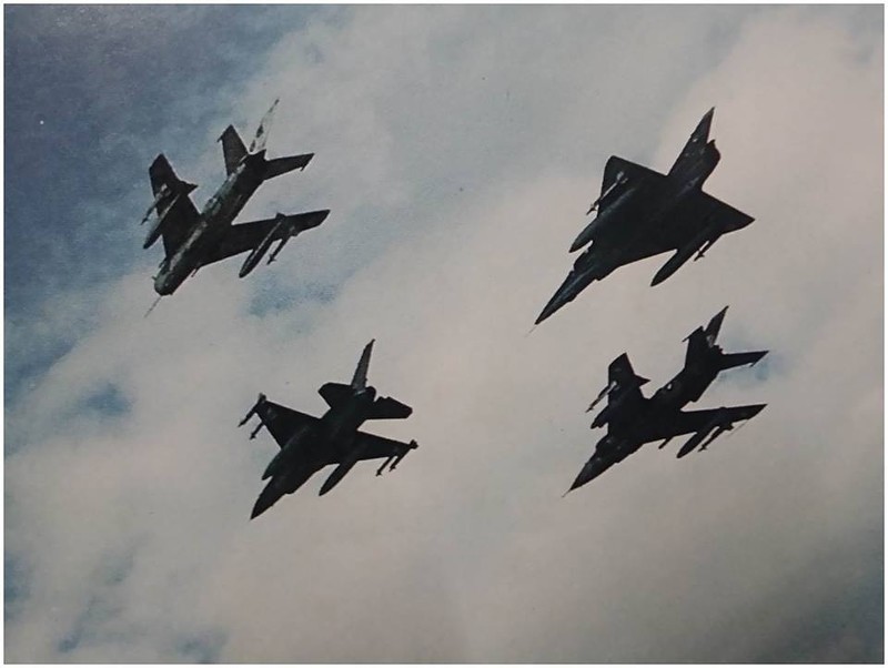 90年代初 巴基斯坦空军主力战机混合编队飞行