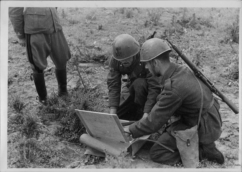苏德战场上正在排除苏军布设地雷的意大利工兵