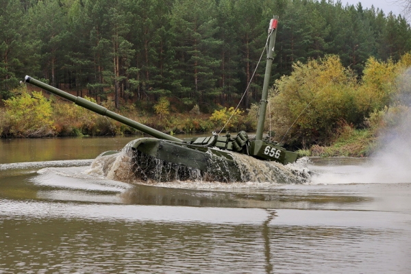 俄T-72坦克在乌拉尔河流域进行潜渡训练