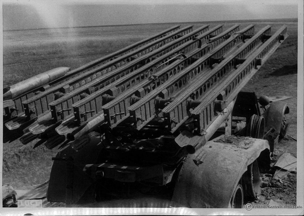 1942年夏德意士兵围观BM-13喀秋莎火箭炮_