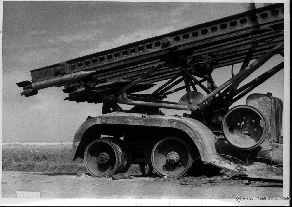 1942年夏德意士兵围观BM-13“喀秋莎”火箭炮_空中军事