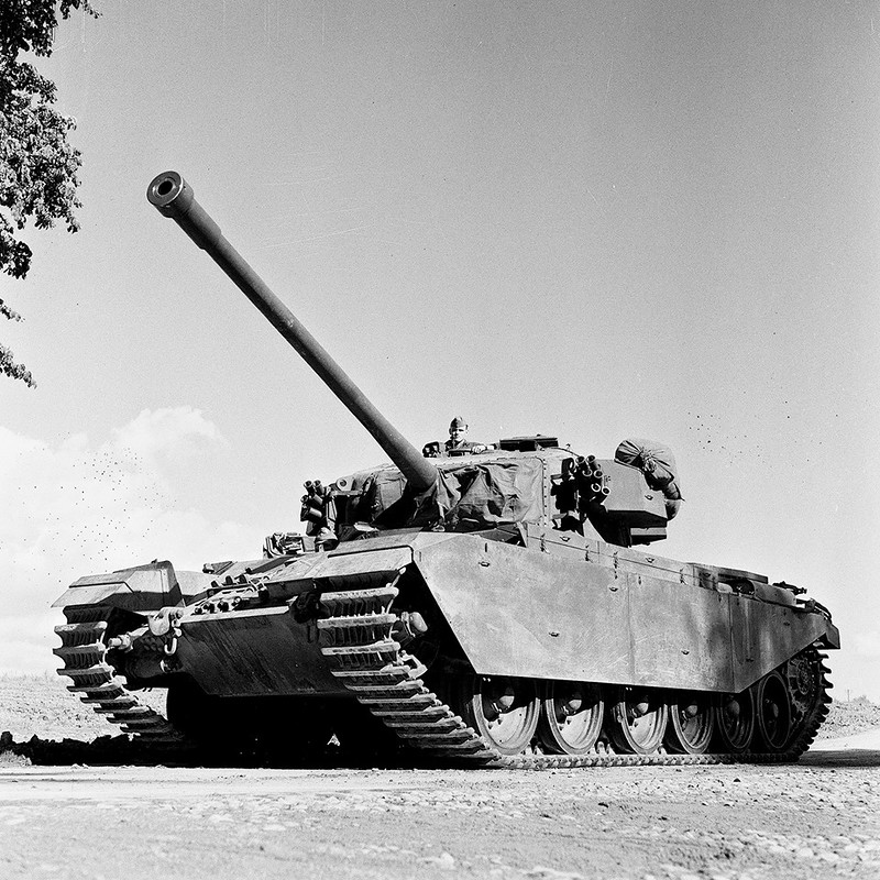 正在保养“百夫长”坦克的丹麦皇家陆军士兵_空中军事