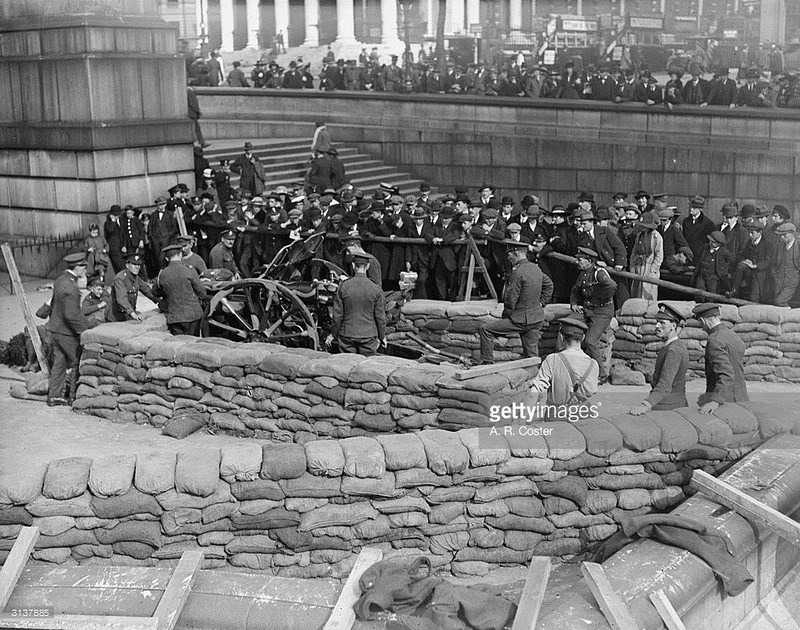 1918年英军在特拉法尔加广场进行模拟战场演