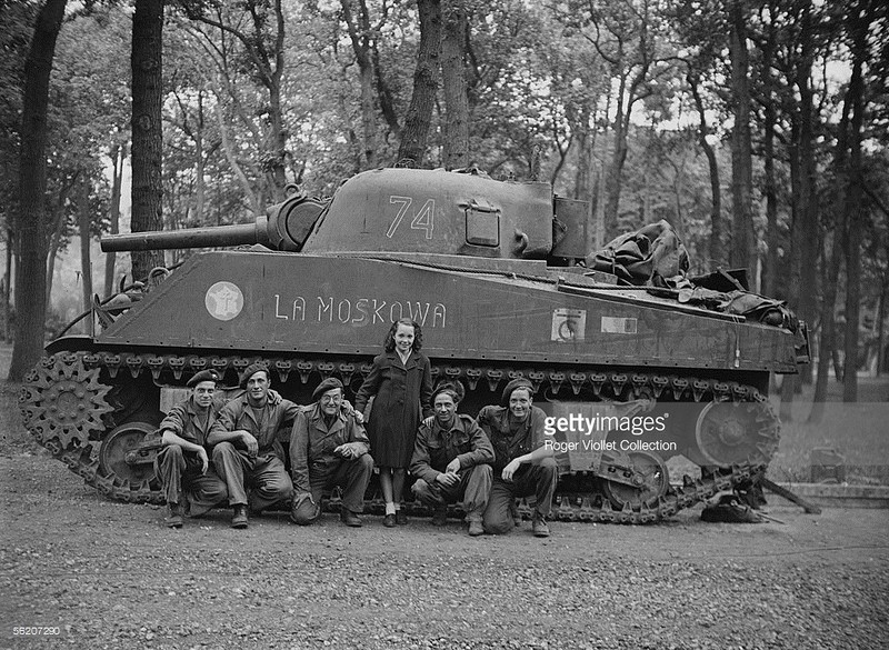 1944年9月在巴黎休整的自由法国第2装甲师士兵_空中军事