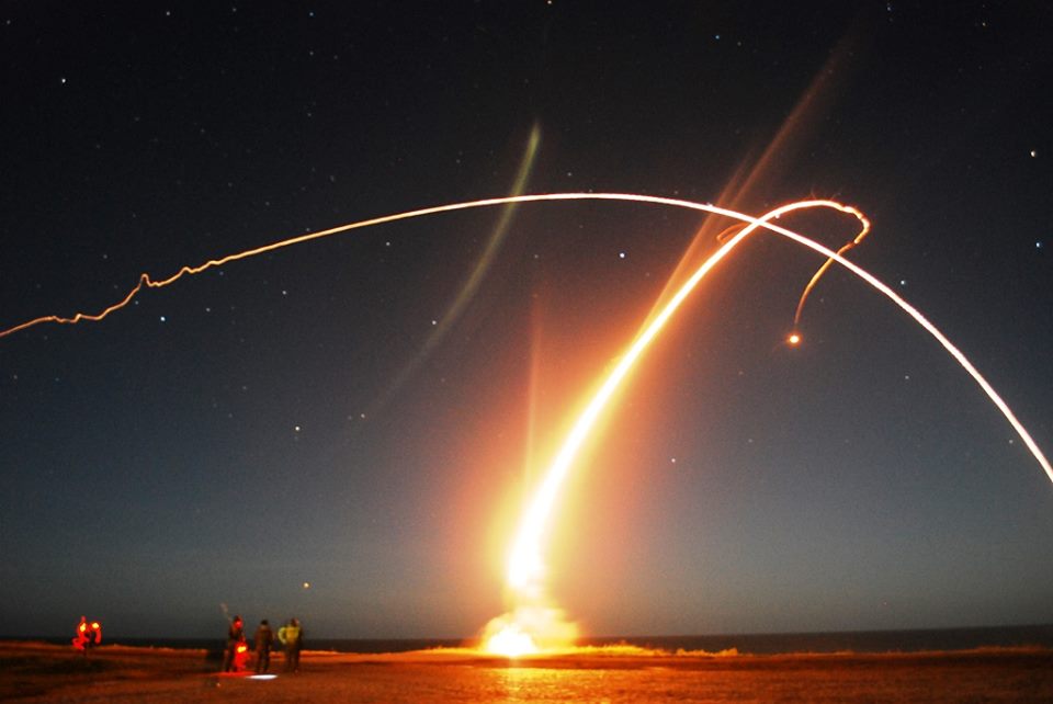 波兰野战防空部队夜间防空演习 上演暴力焰火