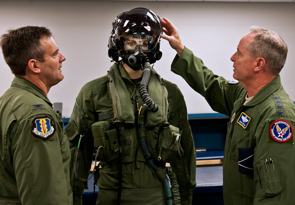 F-35头盔需减轻重量 以提升飞行员弹射安全性