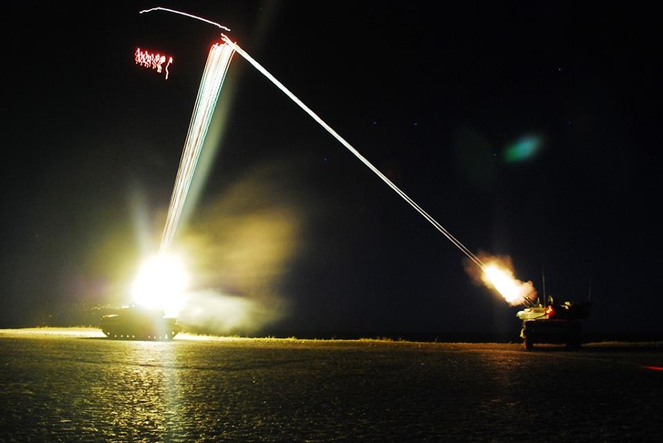 波兰野战防空部队夜间防空演习 上演暴力焰火