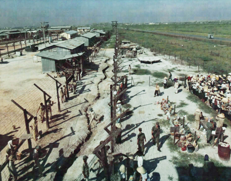 1968年初南越战俘营内被关押的北越人民军官兵_空中军事