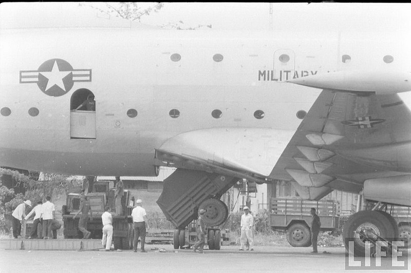 1961年初在南越美国空军基地卸货的C-124运输