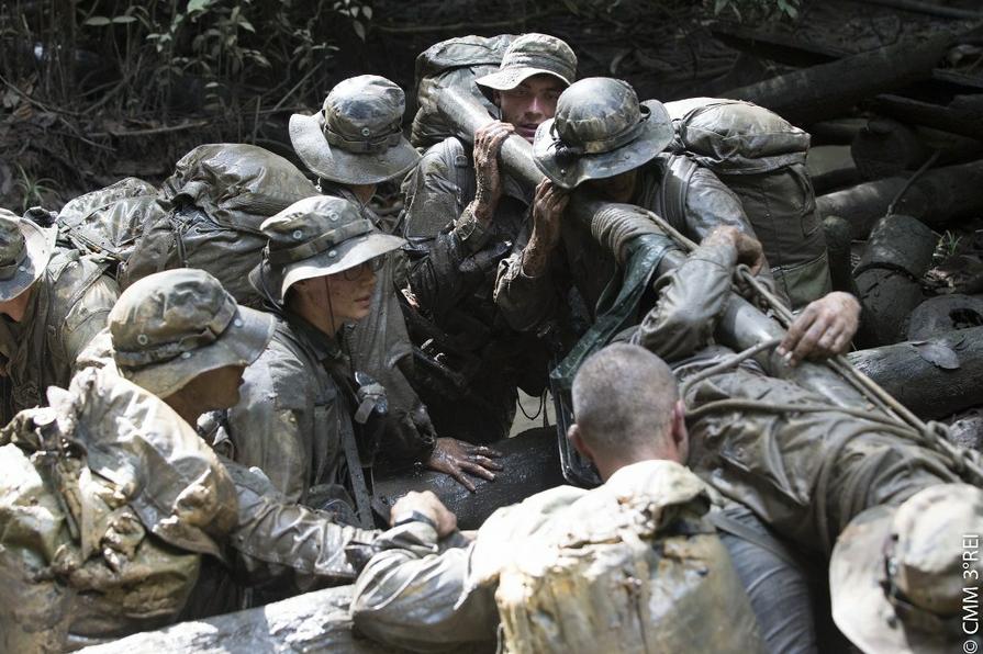 法国圣西尔军校学员进行丛林作战科目训练_空