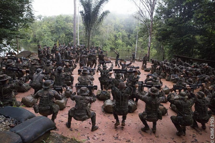 法国圣西尔军校学员进行丛林作战科目训练_空