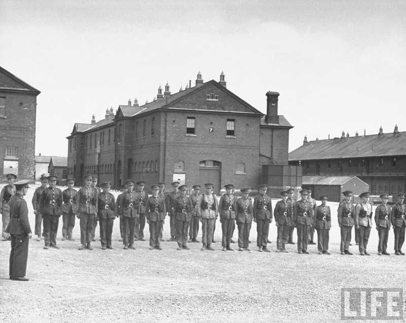1941年加入爱尔兰军队的新兵正在进行队列训