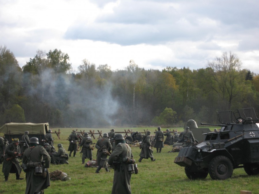俄罗斯军迷在波罗季诺重演1941年莫斯科保卫