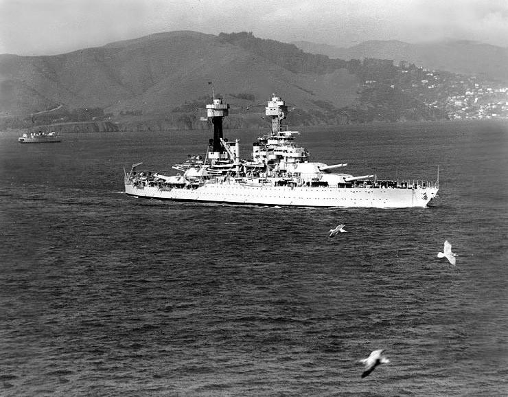 在旧金山湾的美国海军"西弗吉尼亚"号战列舰